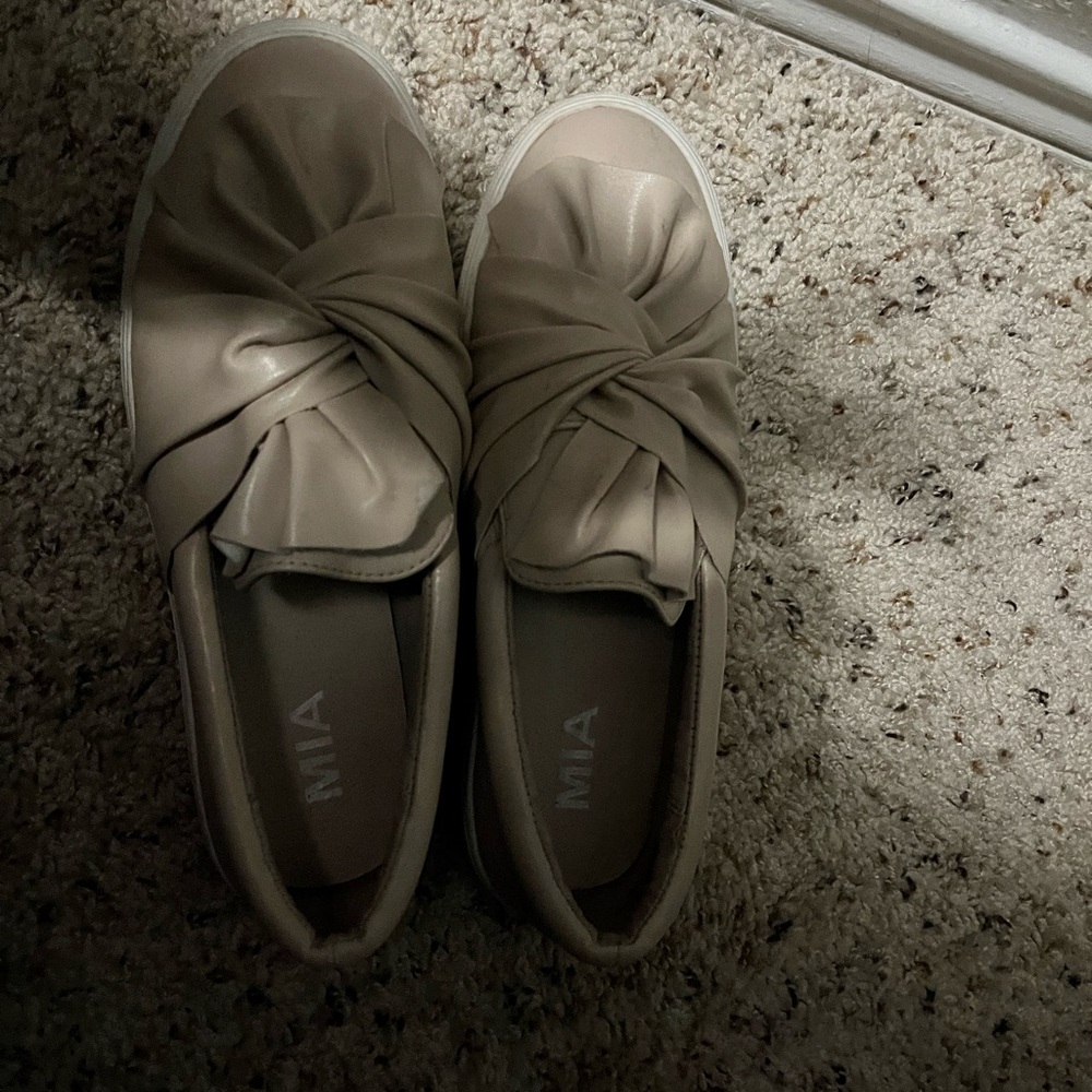 MIA bow causal shoes